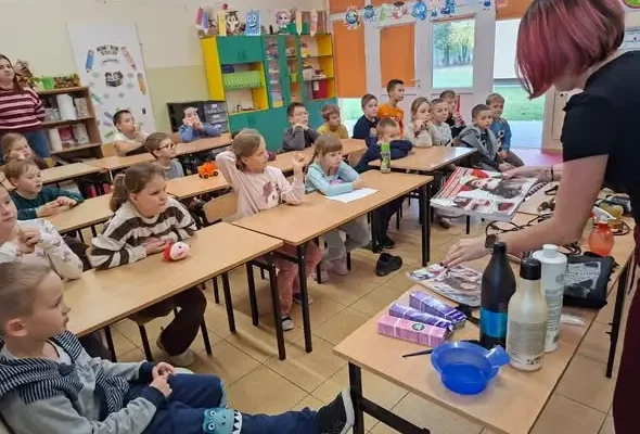 Fryzjerka w świetlicy szkolnej – dzieci poznały tajniki zawodu