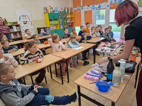 Fryzjerka w świetlicy szkolnej – dzieci poznały tajniki zawodu