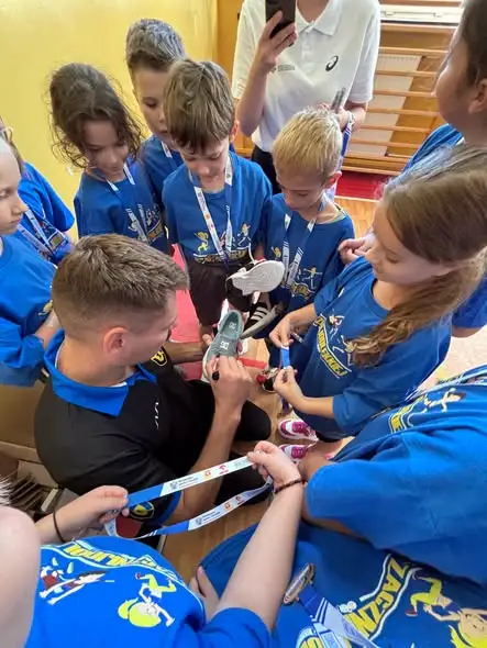 Lekkoatletyczna energia w Maksymilianowie – ponad 100 uczniów spotkało się z Zawiszą Bydgoszcz
