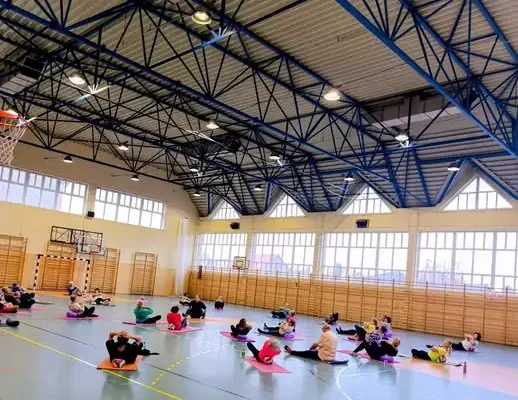 Seniorzy z Osielska ćwiczą z piłkami gimnastycznymi w ramach programu „Zapobieganie Upadkom”