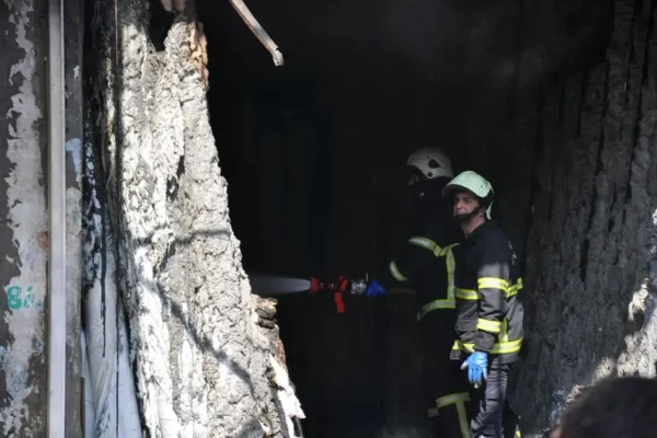 Pożar pustostanu przy wejściu na Dolinę Śmierci w Bydgoszczy. Interweniowały zastępy straży pożarnej